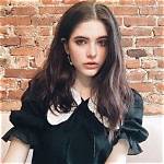 Ainsley Seiger Height, Weight, Net Worth, Age, Birthday, Wikipedia, Who, Nationality, Biography