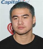 Calum Hood – Bio, Height, Age, Ethnicity, Girlfriend, Facts About the Bassist