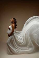 Stunning Pregnancy Photoshoot: Noa Argamani Captivates
