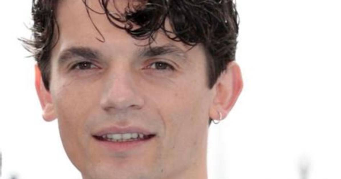 Unveiling the Secrets: Edward Bluemel's Stellar Performance in "Sex Education"